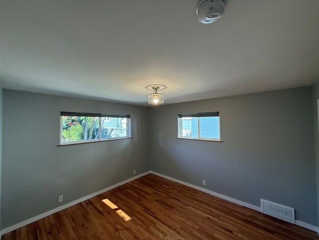 Building Photo - Stunning 4 Bed 4 Bath Home Steps from Golden Gardens in Ballard with MIL Suite