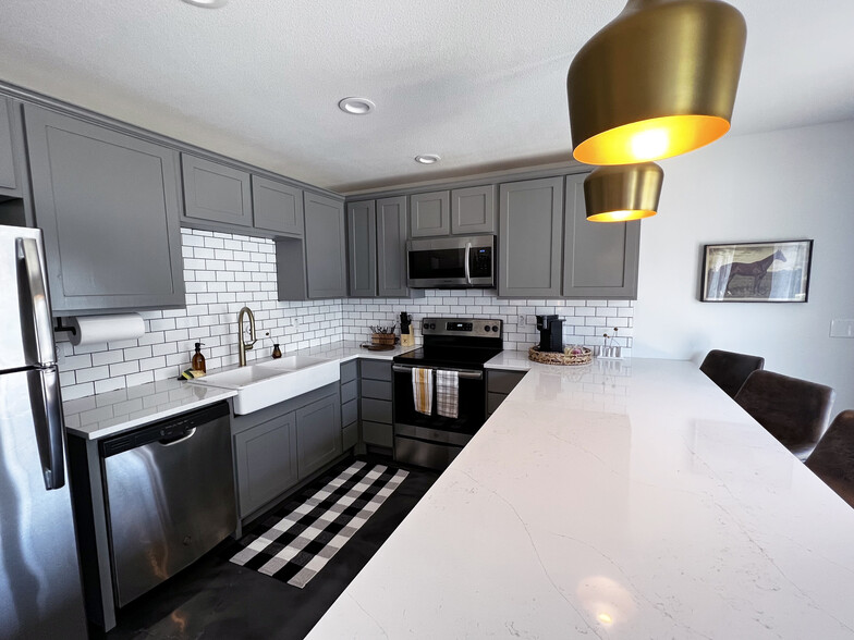 Building Photo - 300 w neil Armstrong pl