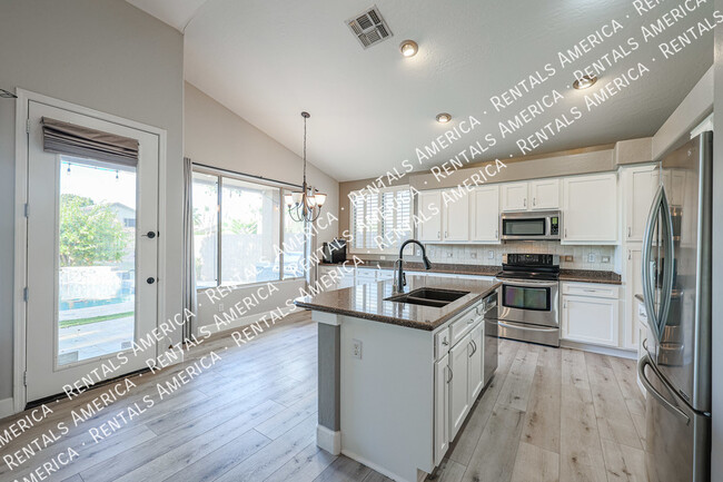 Building Photo - 6806 W Skylark Dr