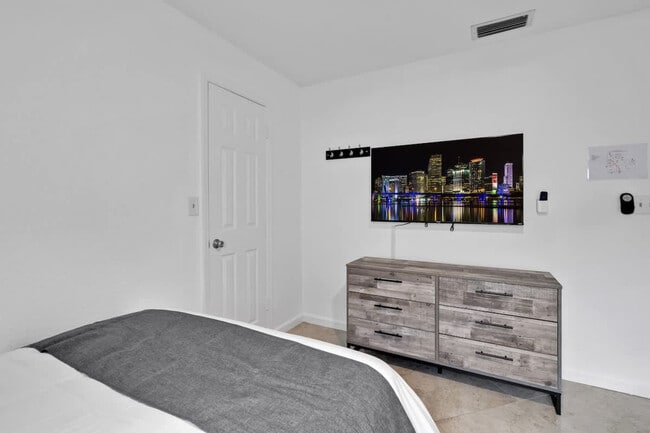 Building Photo - 2065 SW 28th Terrace