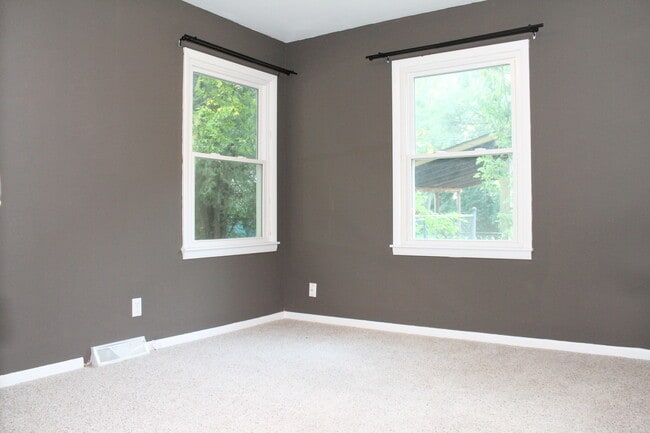 Building Photo - Nice 2 bedroom home with Large backyard! C...