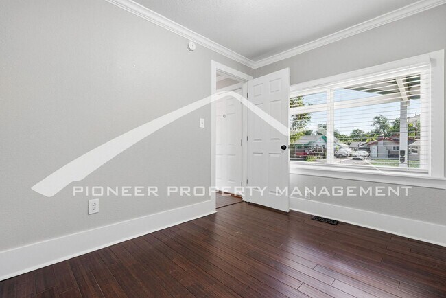 Building Photo - Spacious Home with 2 Kitchens and Central AC