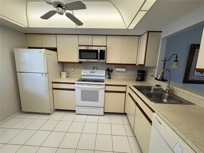Building Photo - 335 3 Lakes Ln