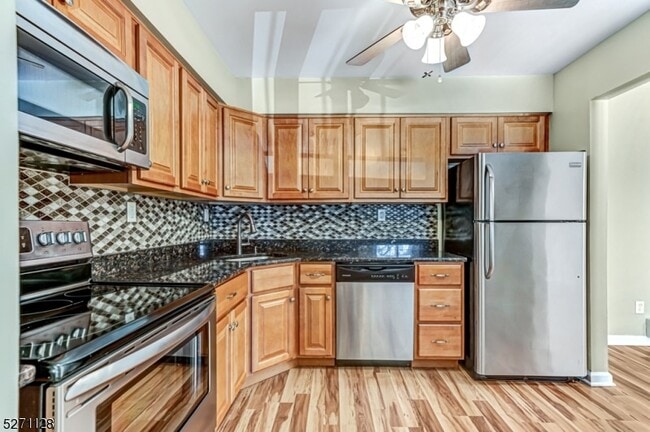 Building Photo - 798 Eves Dr