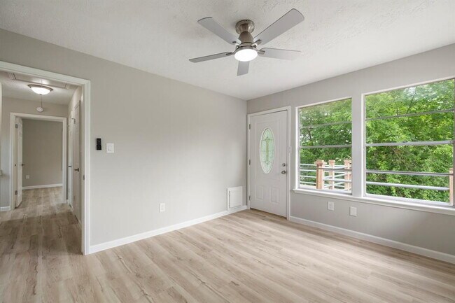 Building Photo - Remodeled 3-Bed Home with Office & Deck in...