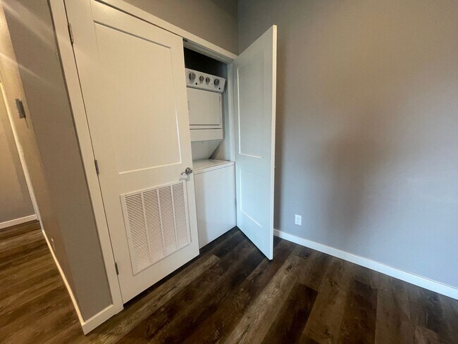 Building Photo - Lake View 1 Bedroom 1 Bath