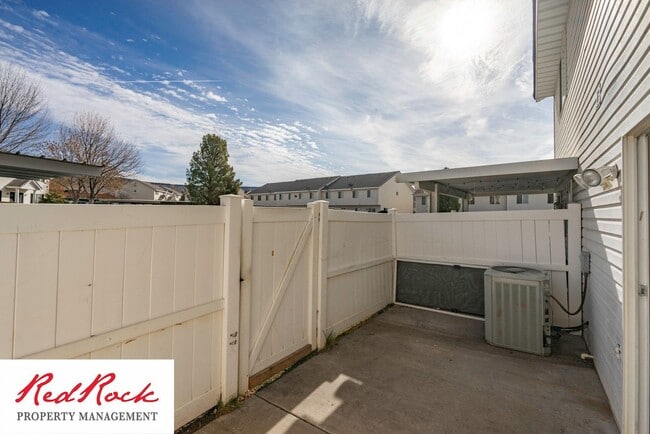Building Photo - Charming St. George 3 Bedroom Townhome