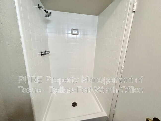 Building Photo - 3505 Biscay Dr