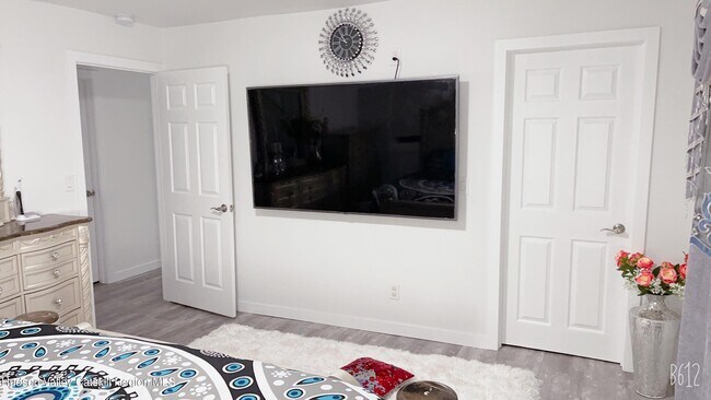 Building Photo - 33 Mary Ave