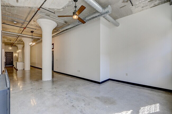 Building Photo - 226 N Water St