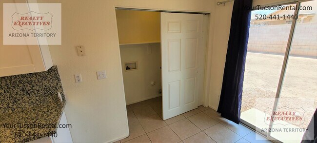 Building Photo - Valencia Rd & Headley Rd 3/2 - All tile fl...