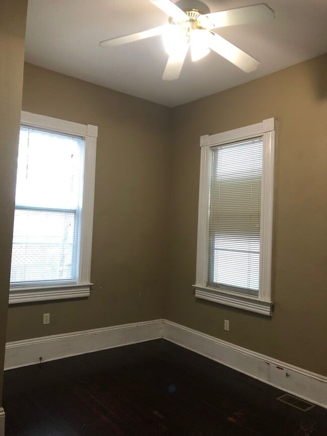 Building Photo - DOWNTOWN 3 BEDROOM!