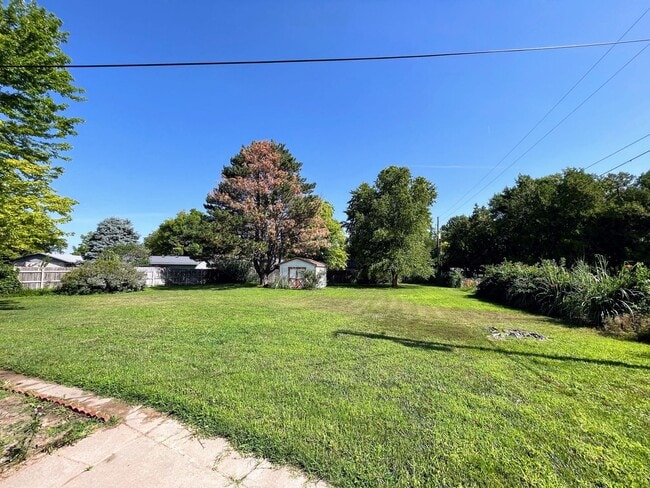 Building Photo - Comfortable 3 Bedroom 2 Bath House in Beau...