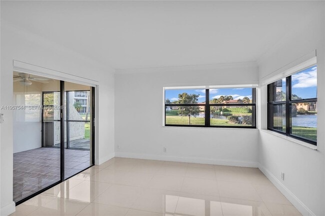 Building Photo - 220 Lakeview Dr