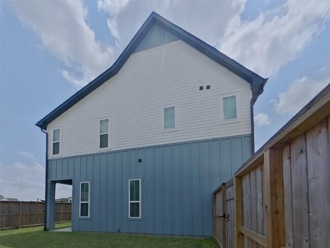 Building Photo - 9835 Willow Creek Commerce Dr