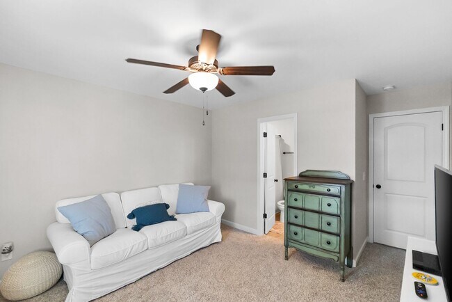 Building Photo - 2 Bed 2.5 Bath Townhome