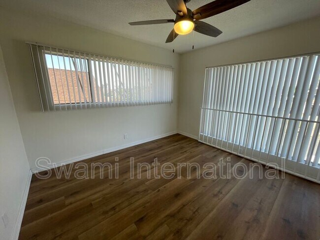 Building Photo - 860 W 50th Pl