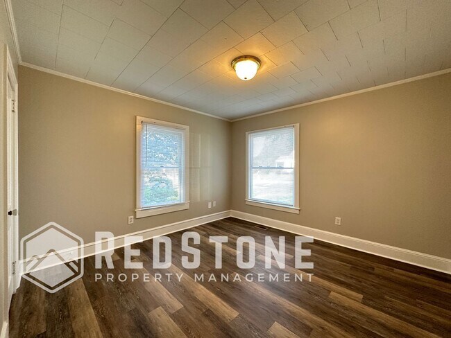 Building Photo - 817 Oakley St