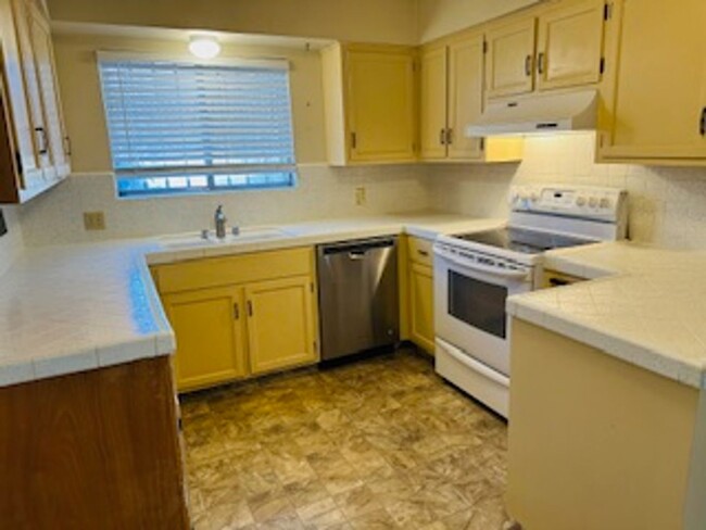 Building Photo - $1,695 - Spacious Two Bedroom +Flex Room- ...