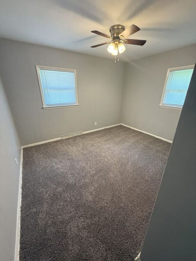 Building Photo - SPACIOUS 3 BR HOME HUGE BACKYARD