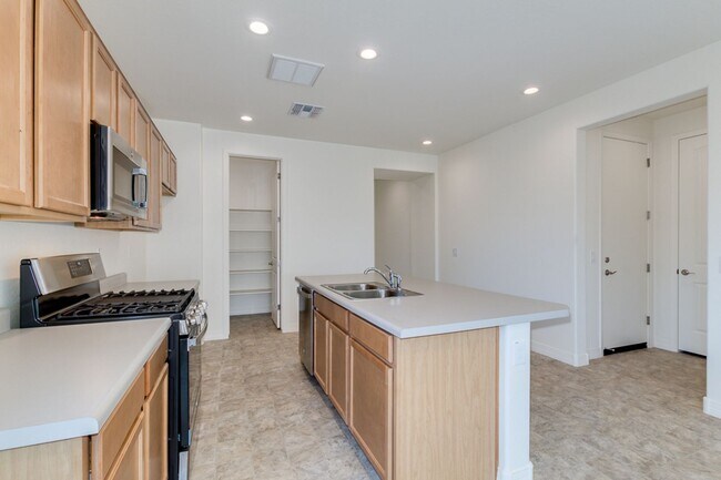Building Photo - 5 bedroom/ 2 bath home in Casa Grande