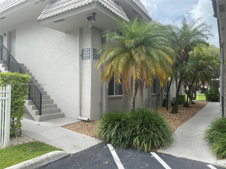 Building Photo - 3231 NW 102nd Ter