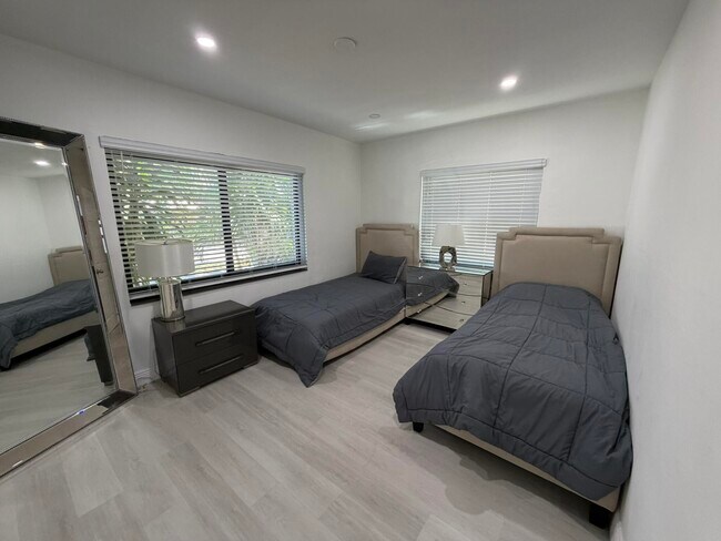 Building Photo - 801 NE 19th Ave