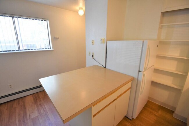 Building Photo - 1 Bedroom Apartment Close to CU!
