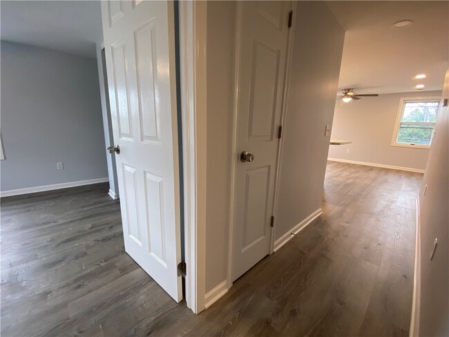 Building Photo - 233 W Commercial St