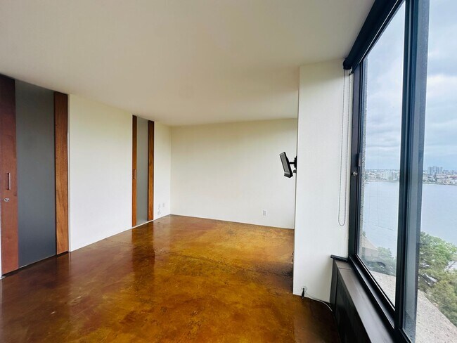 Building Photo - Luxury 12th Floor Corner 1bd/2bath w/ Incr...