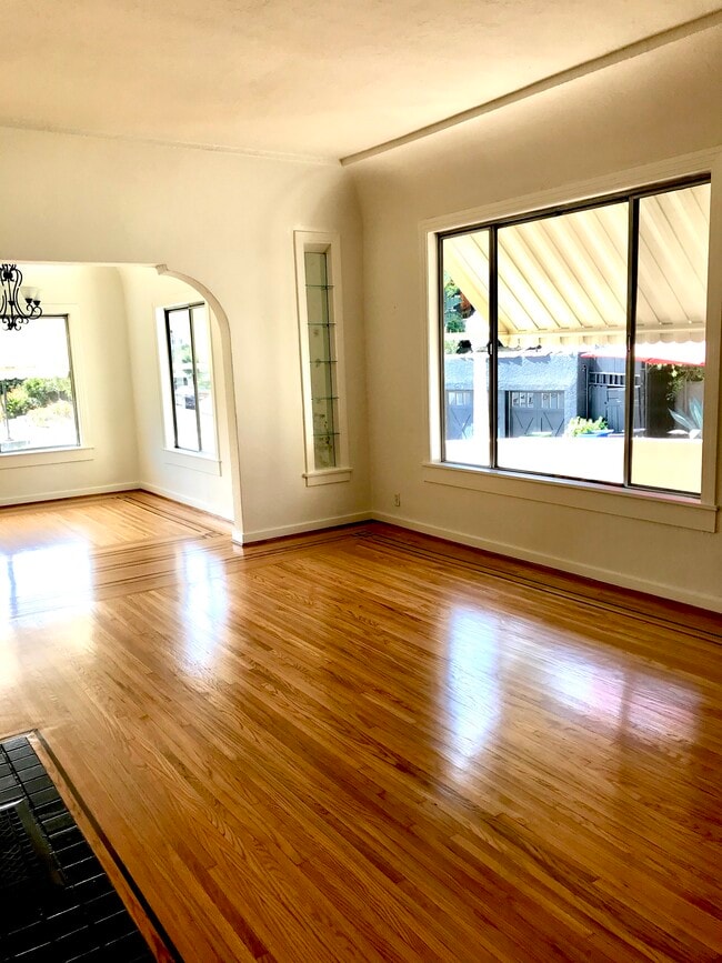 Building Photo - 2779 Lakewood Ave N