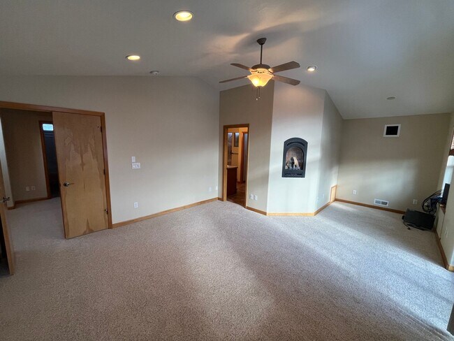 Building Photo - Spacious 3 Bed/3.5 Bath Home with Two Prim...