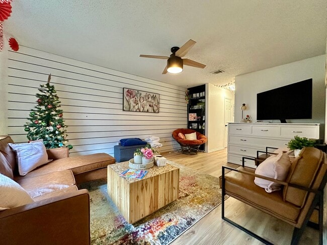 Building Photo - Beautifully Remodeled 2-Bed, 2.5-Bath Condo Blocks from Baylor Campus!