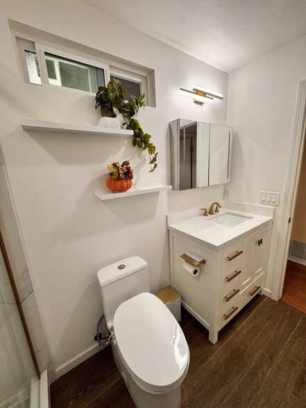 Guest Bathroom - 33067 Lake Michigan St