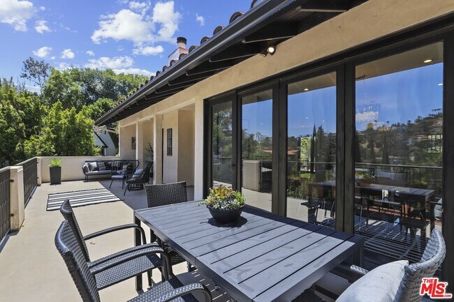 Building Photo - 5940 Manola Way