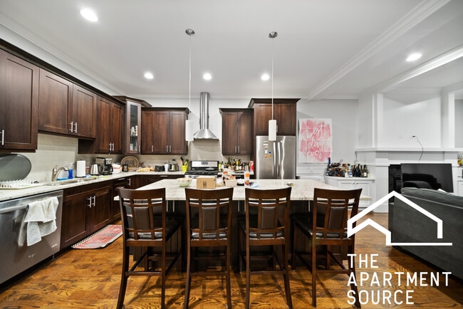 Building Photo - 1324 W Grand Ave