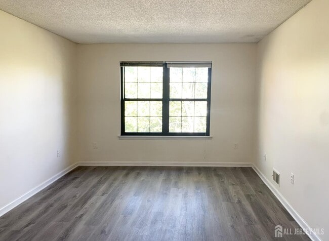 Building Photo - 321 Hampshire Ct