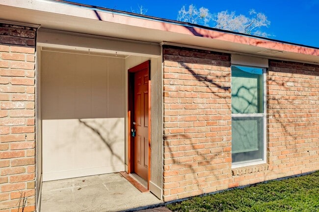 Building Photo - 2 Bedroom Condo of Jefferson Hwy