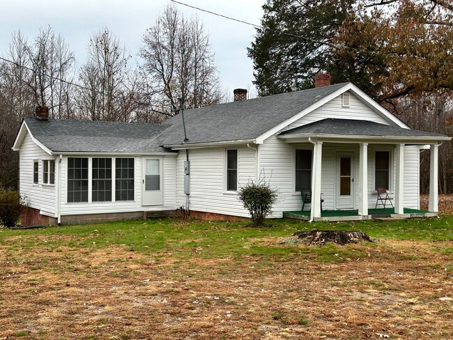 Building Photo - 3-Bedroom Home Convenient to Farmville and...