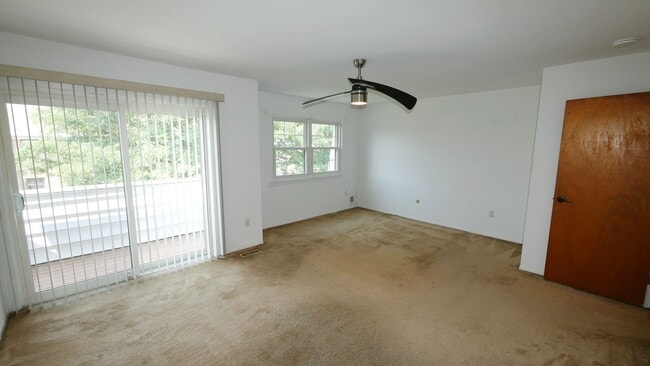 Building Photo - End Unit Townhouse with Full Basement 2BR ...