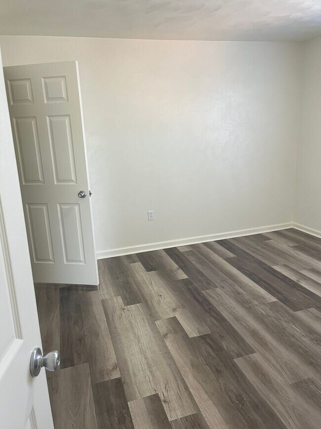 Building Photo - 4 Bedroom 2 Bathroom 1st Floor