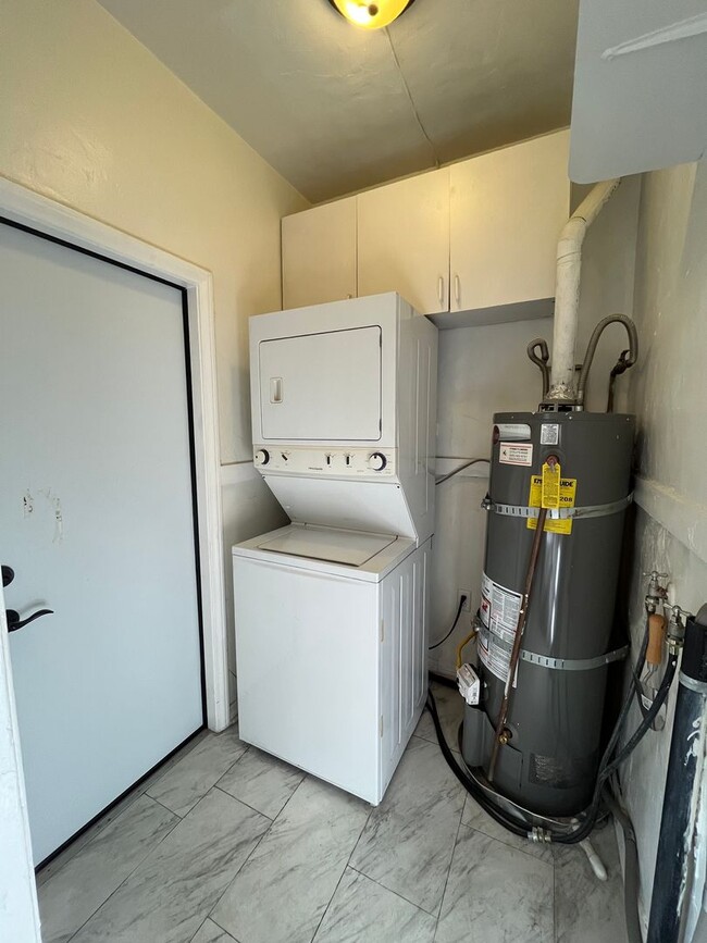 Building Photo - Lower level 1+1 w/in-unit laundry, assigned parking + water included!