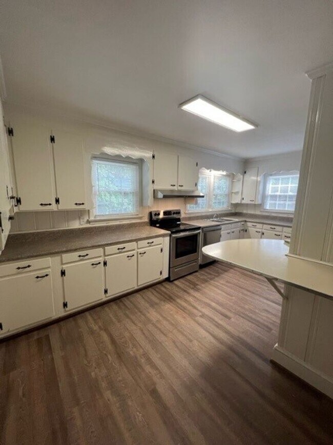 Building Photo - 3 Bedroom 1.5 Bath Home Family Room, Living Room and Dining Room! - Eastside of Greenville
