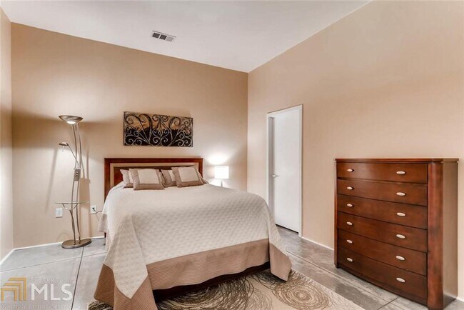 Building Photo - 560 Dutch Valley Rd NE