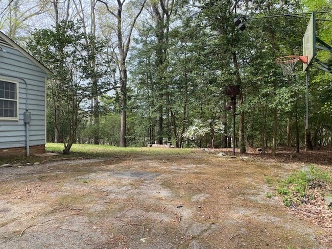 Building Photo - Rambling Brick Rancher with water views cl...