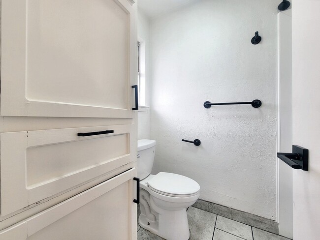 Building Photo - Beautiful 3 BR / 2 BA Home for Rent in Rou...