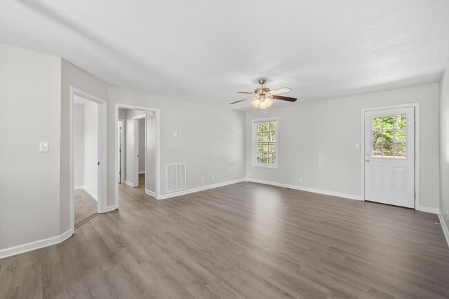 Building Photo - Cozy Charm Meets Modern Touches in Oak Grove