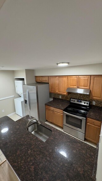 Building Photo - 8623 Beekman Pl