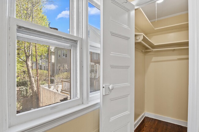 Building Photo - 90 W 43rd St