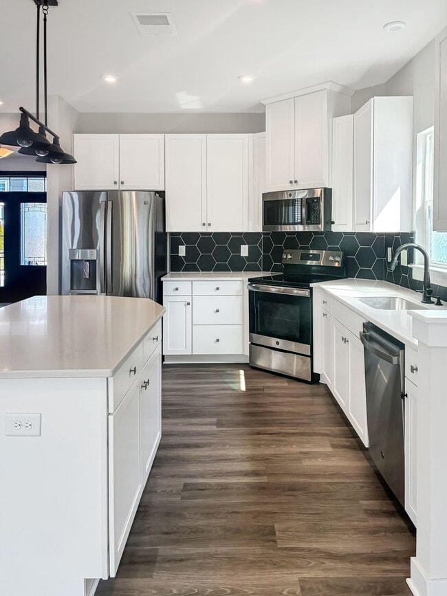 Building Photo - Modern Comfort & Style in a Prime Richmond Location